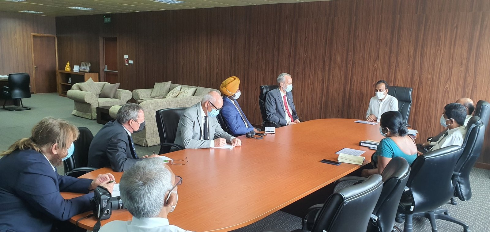 වැවිලි අමාත්යවරයා සහ රජයේ ජ්යෙෂ්ඨ නිලධාරීහු, ස්විට්සර්ලන්ත කාබනික කෘෂි විශේෂඥයින් සමඟ සාකච්ඡා පවත්වති