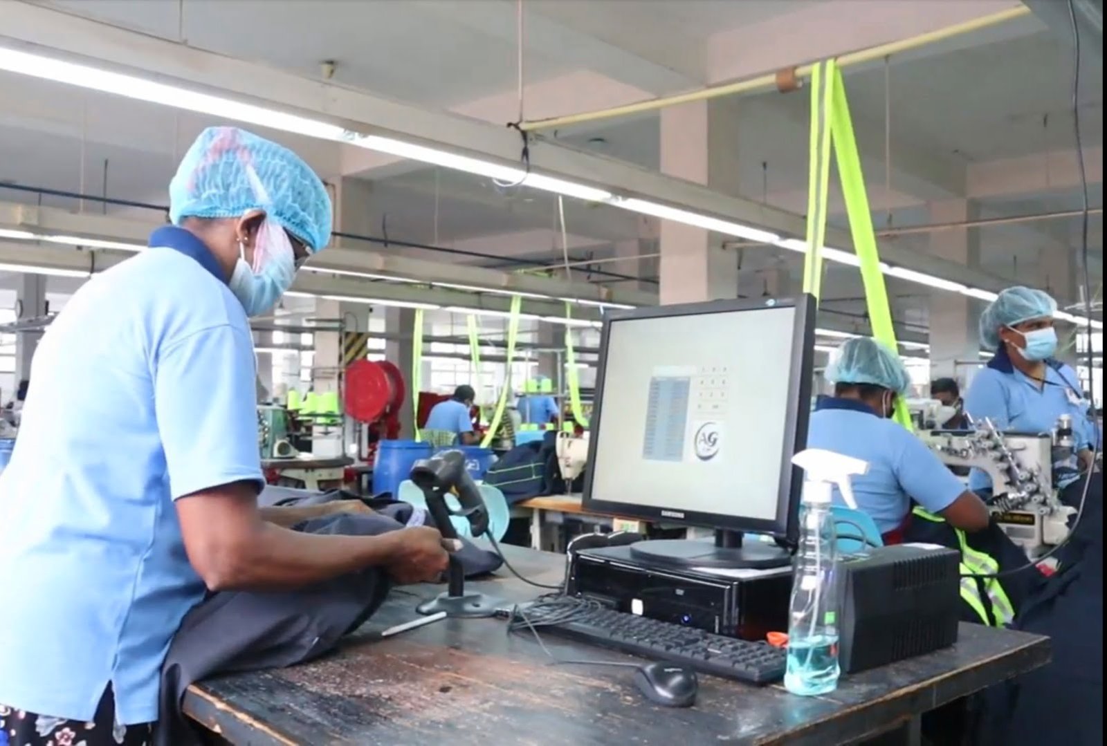 <strong>ඇමරිකානු තෙල් කැනීම්කරුවන්ගේ නිල ඇඳුම් නිෂ්පාදනය කරන මෙරට පවුලේ ඇඟළුම් ව්‍යාපාරය</strong>