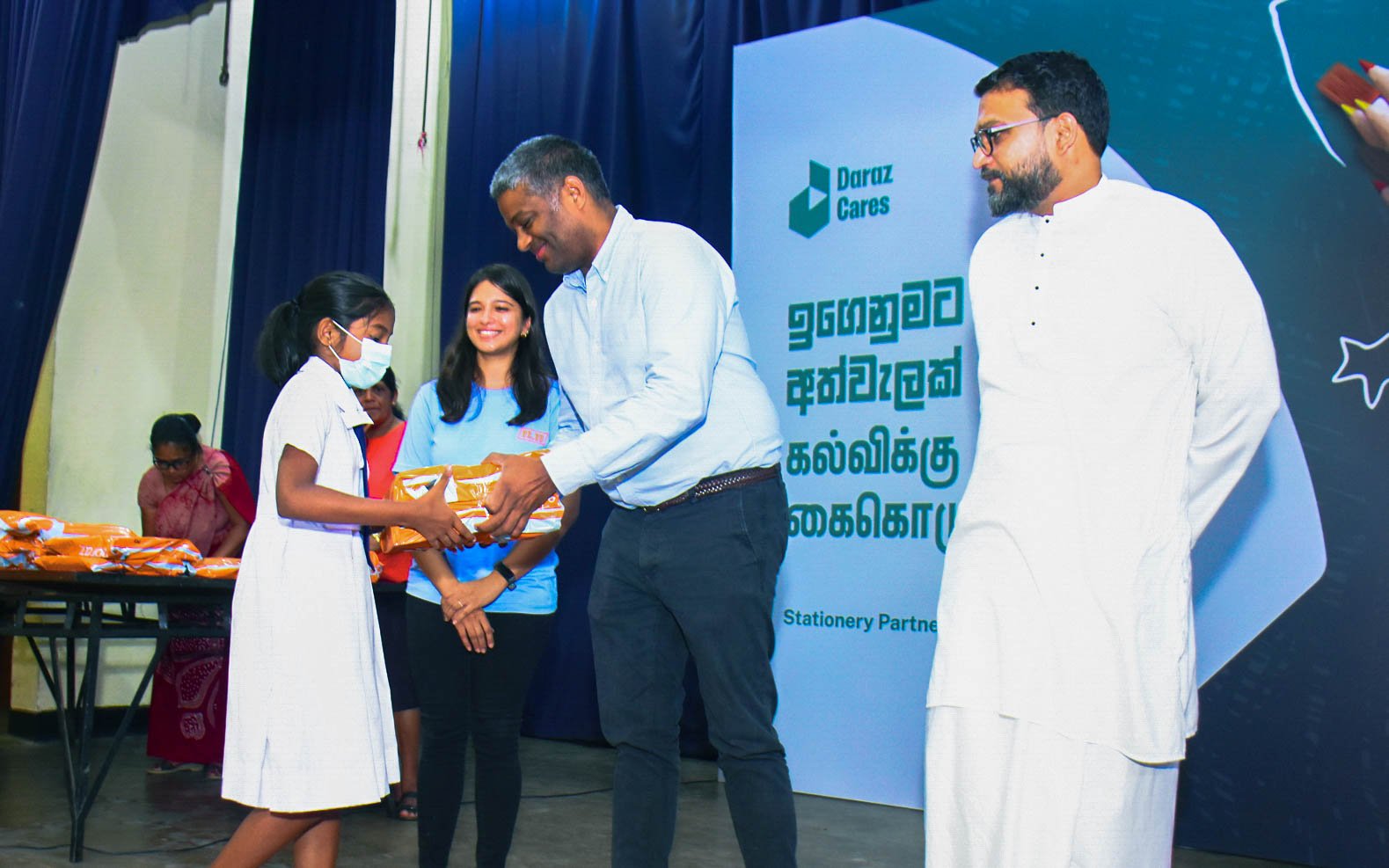 ‘Igenumata Athwelak’ by Daraz Cares Supports Over 400 Students with School Supplies