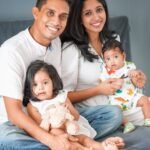 TikTok හරහා ආදරය, සිනහව සහ මවක් ලෙස ජීවිතයේ සැබෑ අත්දැකීම් බෙදාහදා ගැනීම @beewithmommy