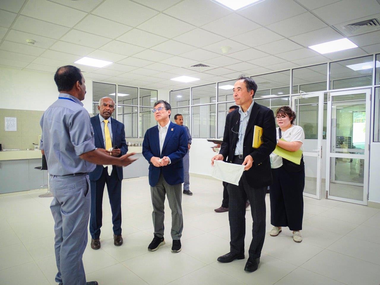 ජපන් තානාපතිතුමන් ත්‍රිකුණාමලයේ ටෝකියෝ සිමෙන්ති කර්මාන්ත ශාලාවේ සංචාරයක