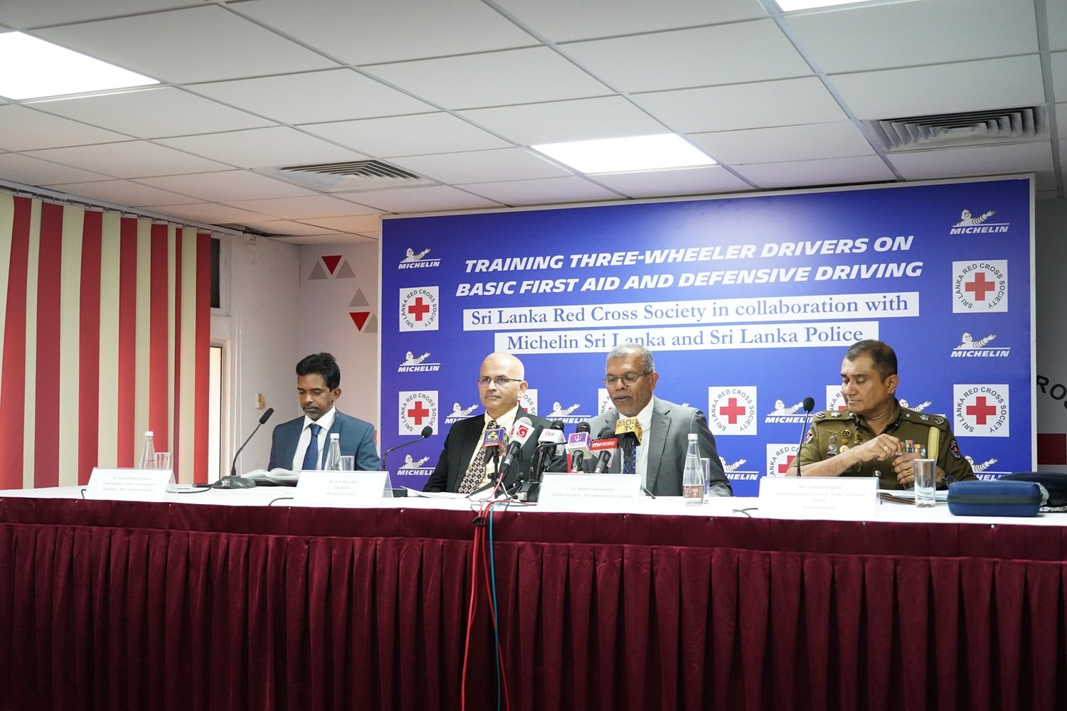 මිචලින්, ශ්‍රී ලංකා රතු කුරුස සමාජය හා පොලීසිය සමඟ එක්ව ත්‍රිරෝද රථ රියදුරන් වෙනුවෙන් ප්‍රථමාධාර සහ ආරක්ෂක රිය පැදවීම පිළිබඳ පුහුණු වැඩසටහනක් සංවිධානය කරයි