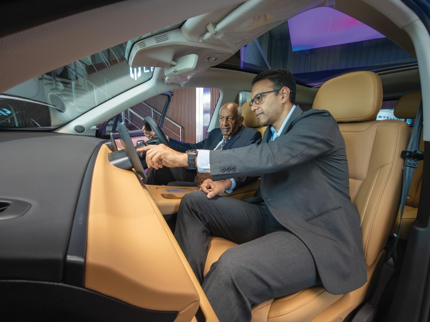 Carmart, මඟතොට කරදර නැති, ධාවනය අතරතුර බැටරිය ආරෝපණය වන Leapmotor C10 විද්යුත් වාහනය හඳුන්වා දෙයි