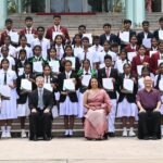 නීතිවිරෝධී සංක්රමණ පිළිබඳ දැනුවත්භාවය ඉහළ නැංවීම සඳහා සංවිධානය කළ “Zero Chance” සම්මාන උළෙලේදී සිසු දරුවන්ගේ නිර්මාණශීලීත්වය ඇගයේ